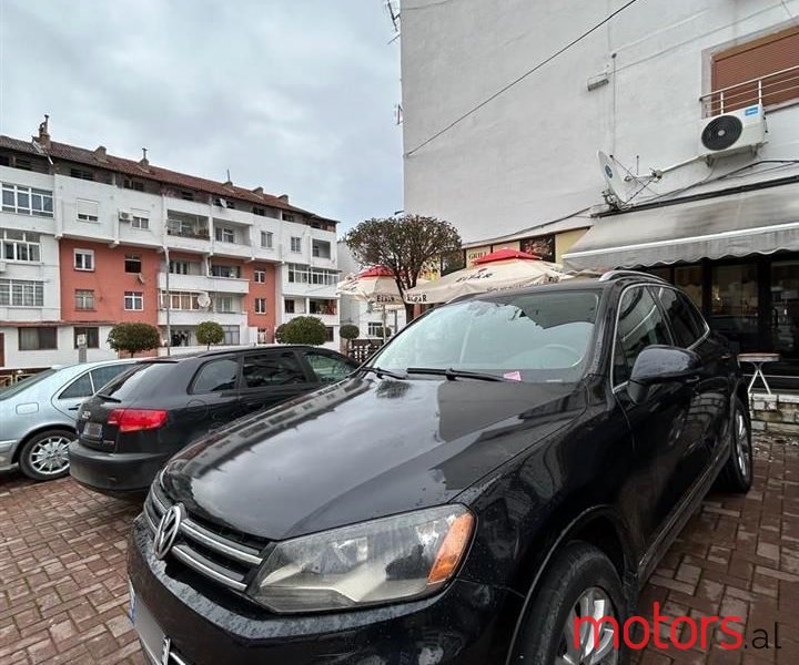 2011' Volkswagen Touareg photo #3