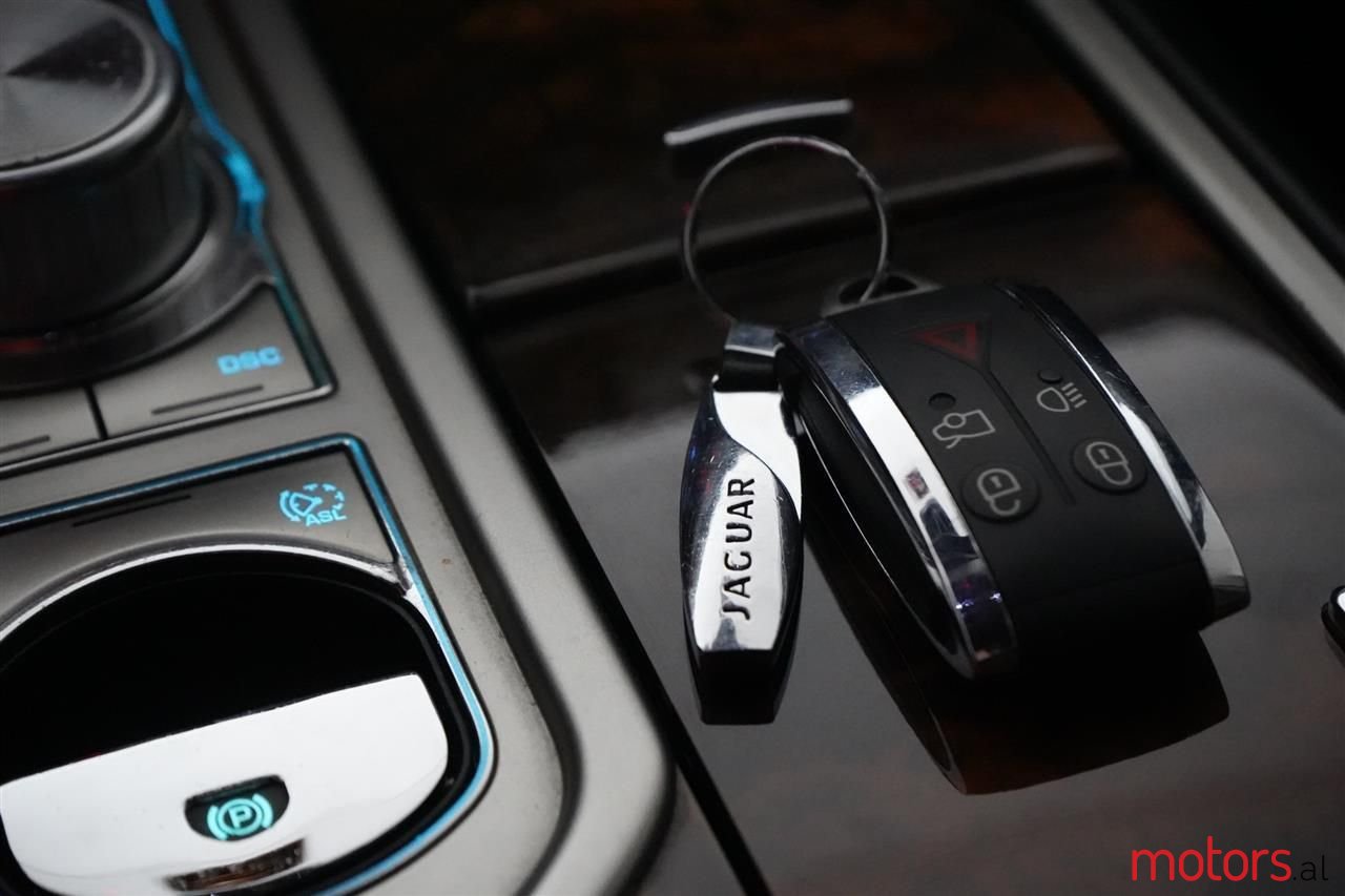 2010' Jaguar XF photo #6