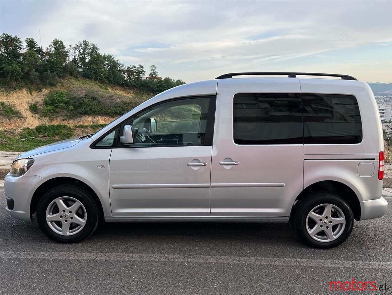 2011' Volkswagen Caddy photo #6