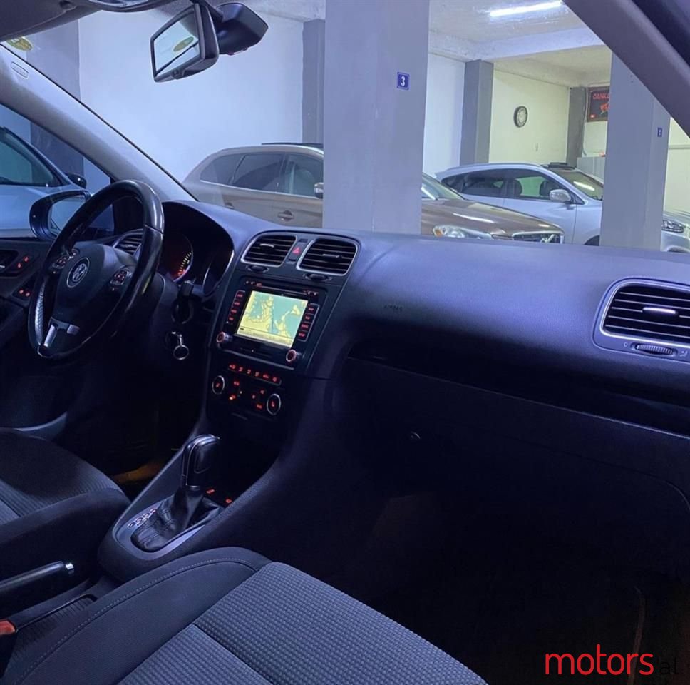 2011' Volkswagen Golf photo #1