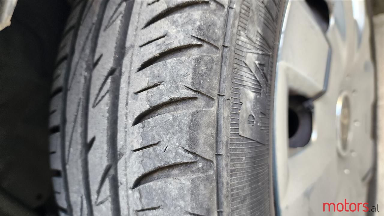 2010' Toyota Yaris photo #6