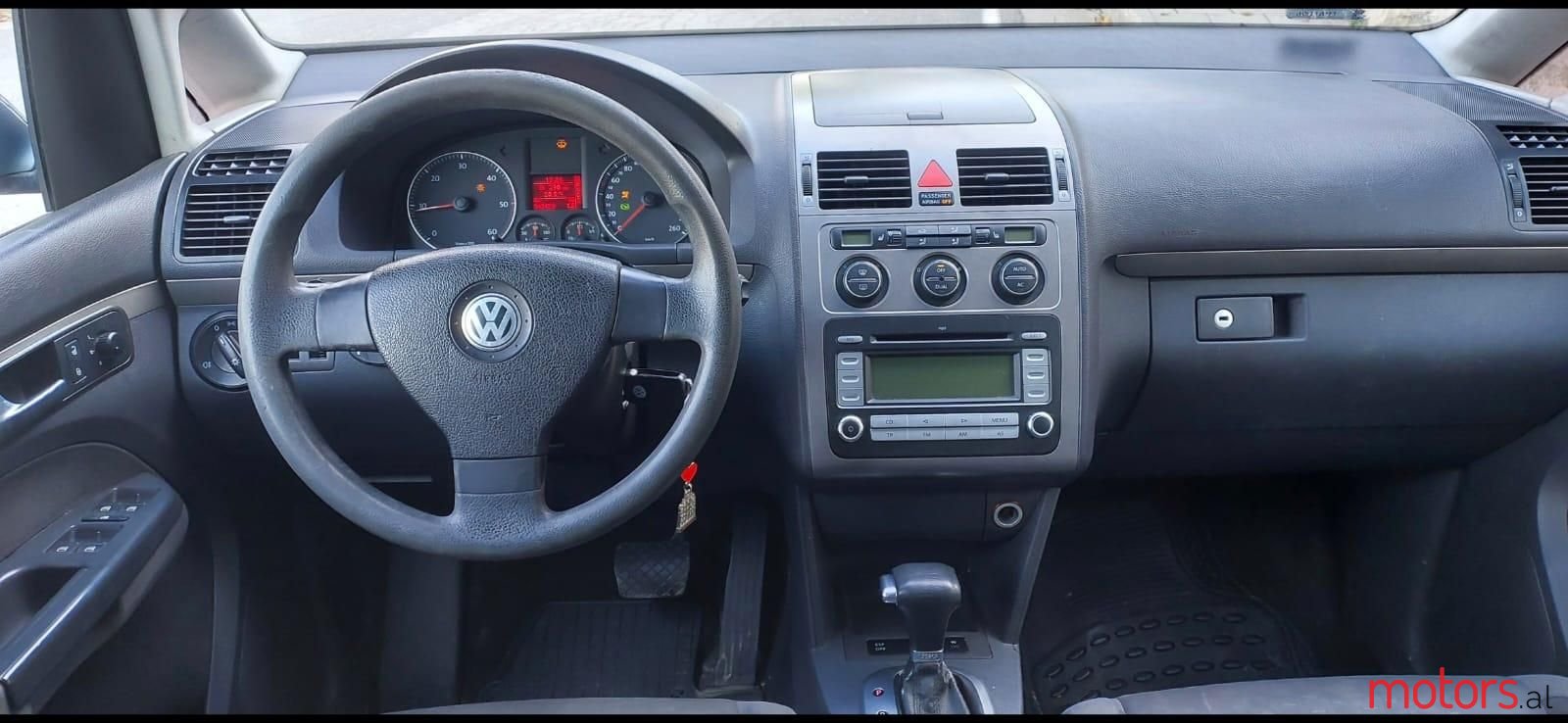 2007' Volkswagen Touran photo #2