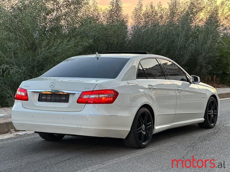 2012' Mercedes-Benz E 220 photo #6
