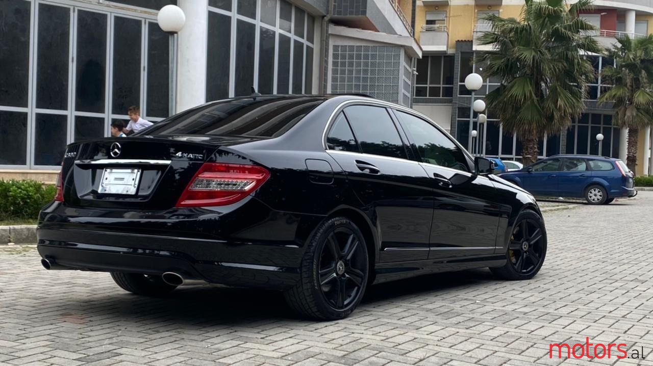 2011' Mercedes-Benz C 300 photo #2