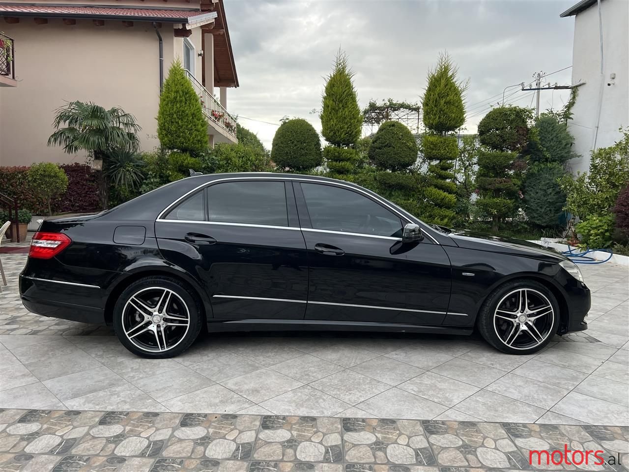 2011' Mercedes-Benz 300 photo #3