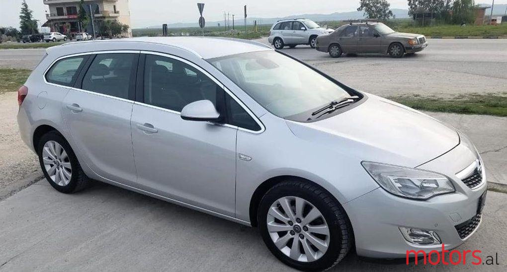 2012' Opel Astra photo #1