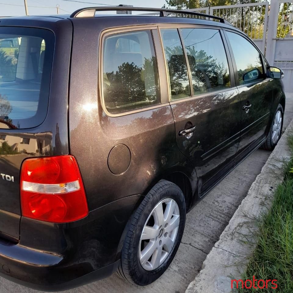 2006' Volkswagen Touran photo #1