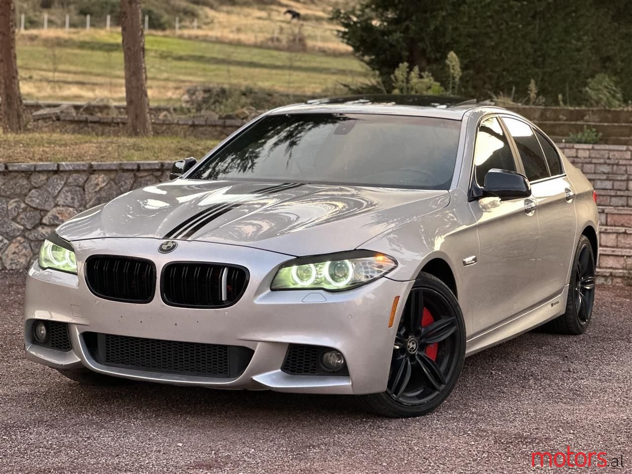 2011' BMW 550 photo #2