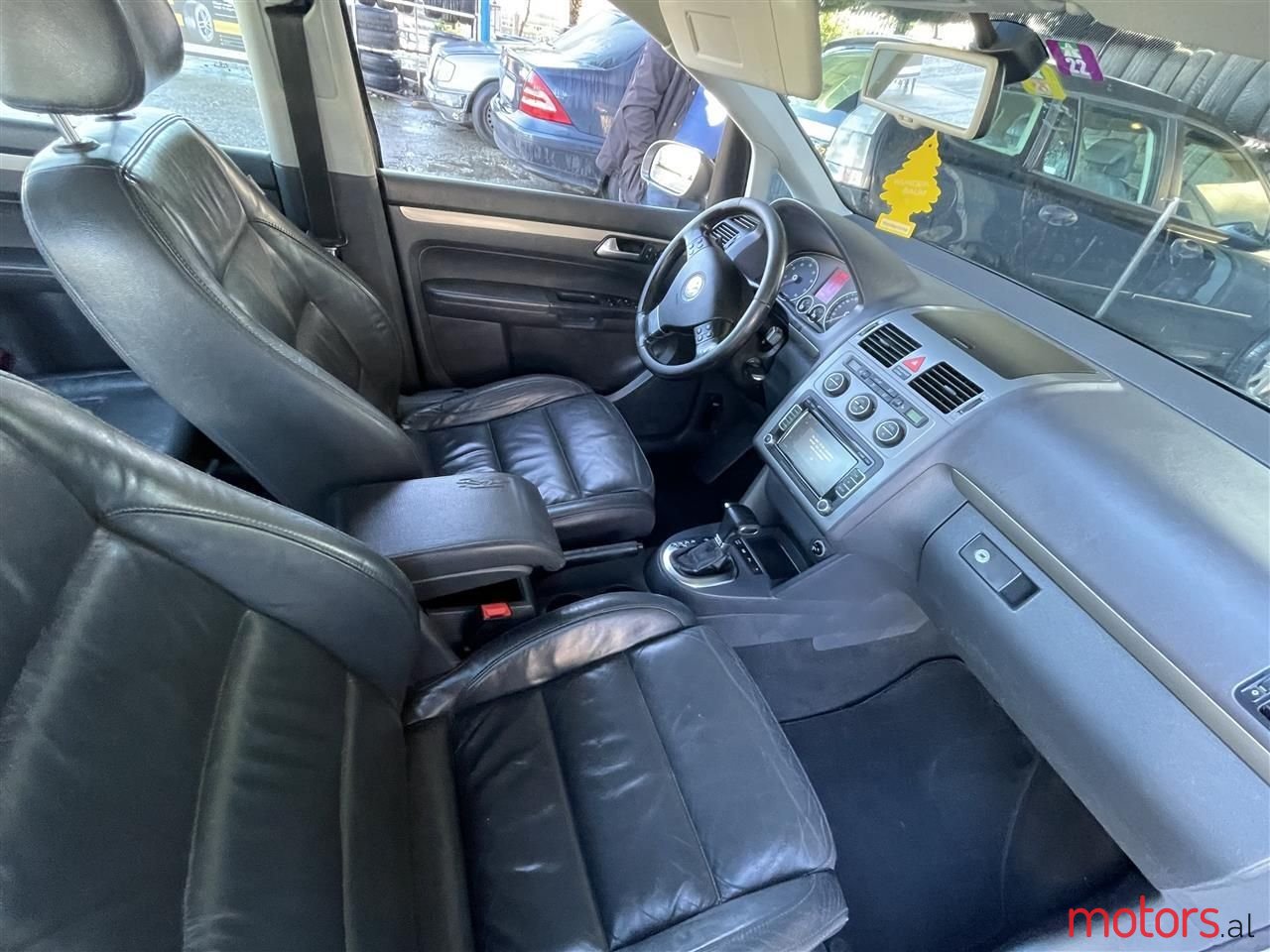 2008' Volkswagen Touran photo #2