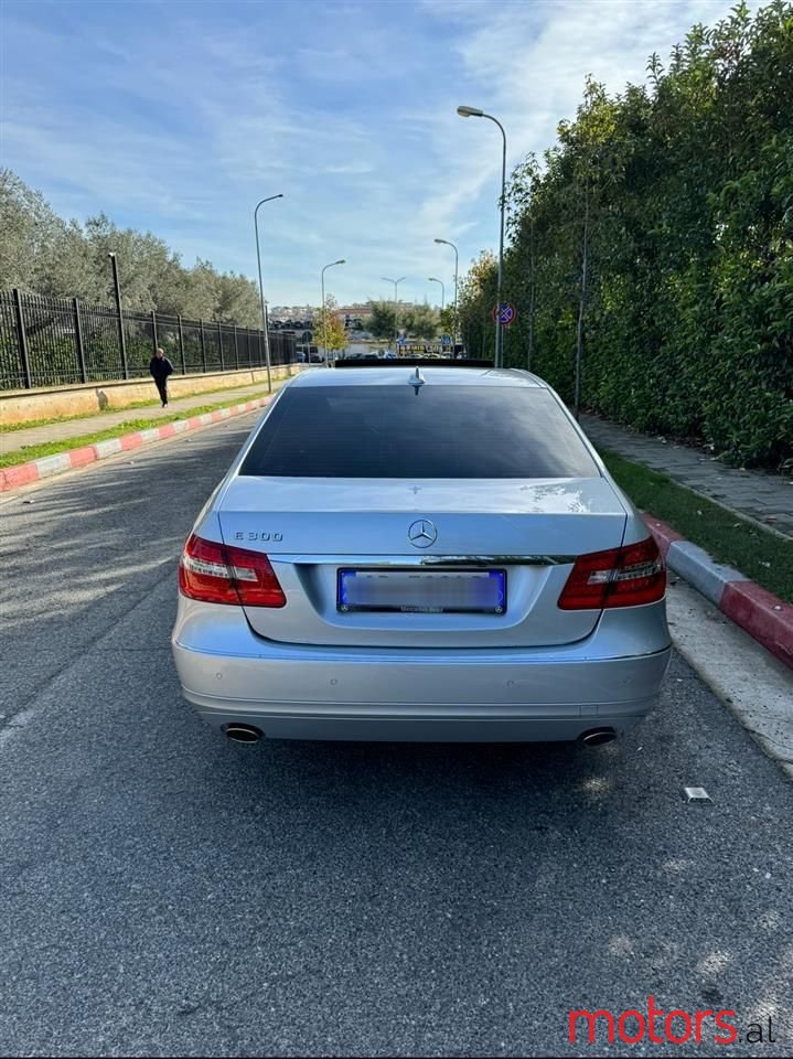 2011' Mercedes-Benz E 300 photo #6