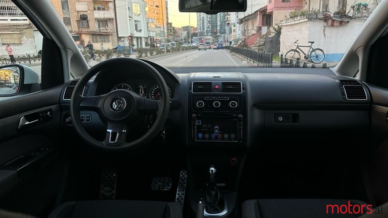 2012' Volkswagen Touran photo #6