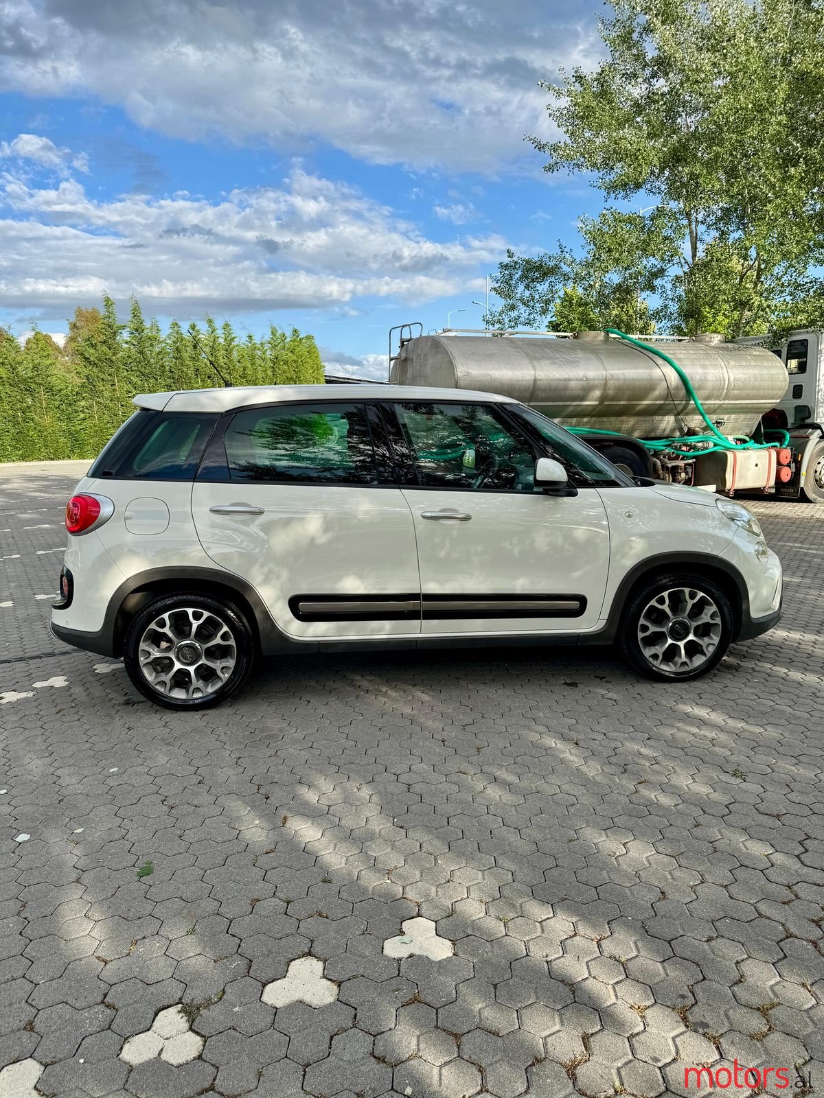 2015' Fiat 500L photo #5