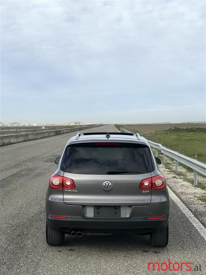 2011' Volkswagen Tiguan photo #6