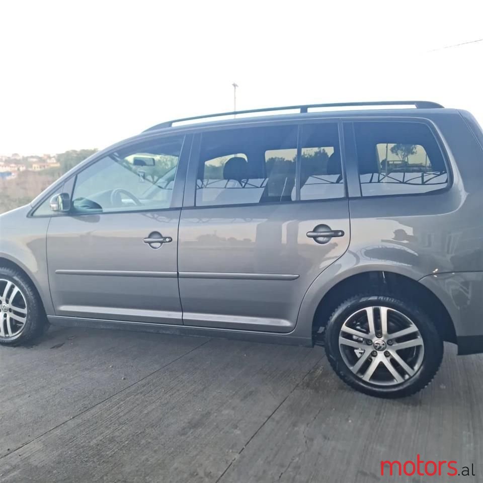 2007' Volkswagen Touran photo #6