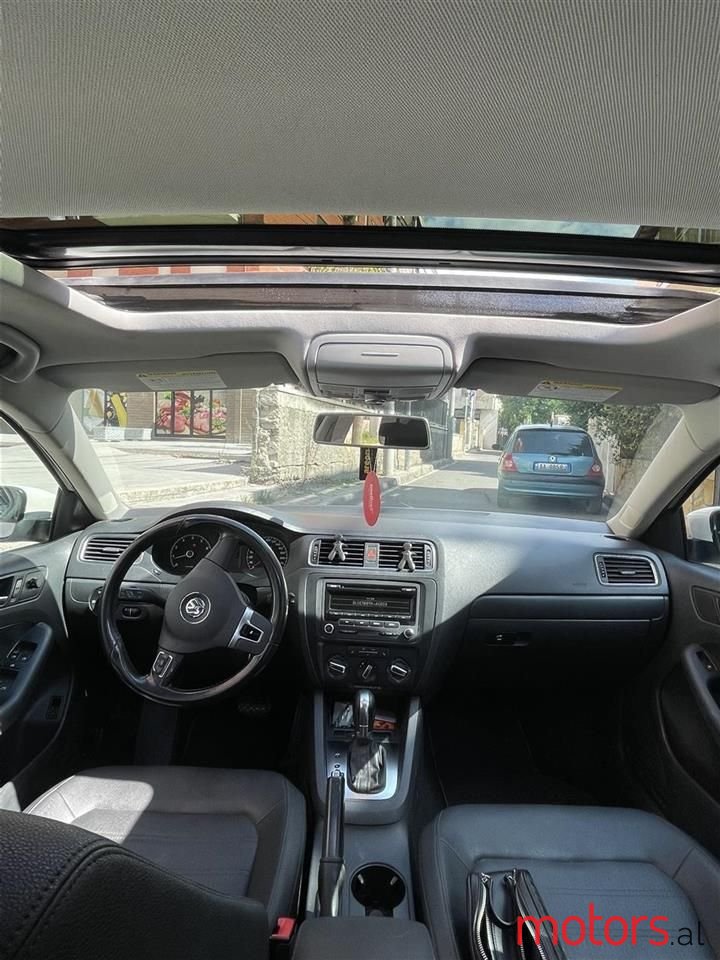 2012' Volkswagen Jetta photo #4