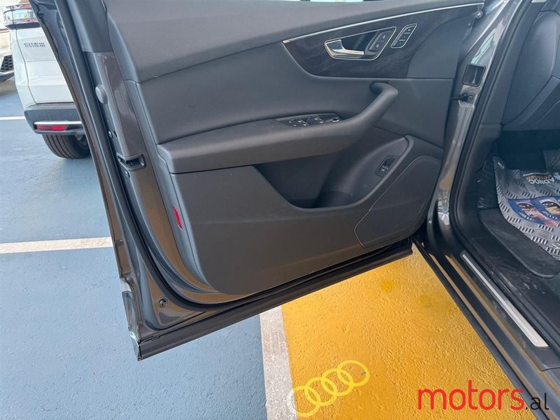 2023' Audi Q7 photo #4