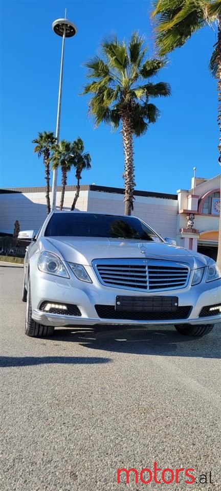 2011' Mercedes-Benz E 300 photo #6