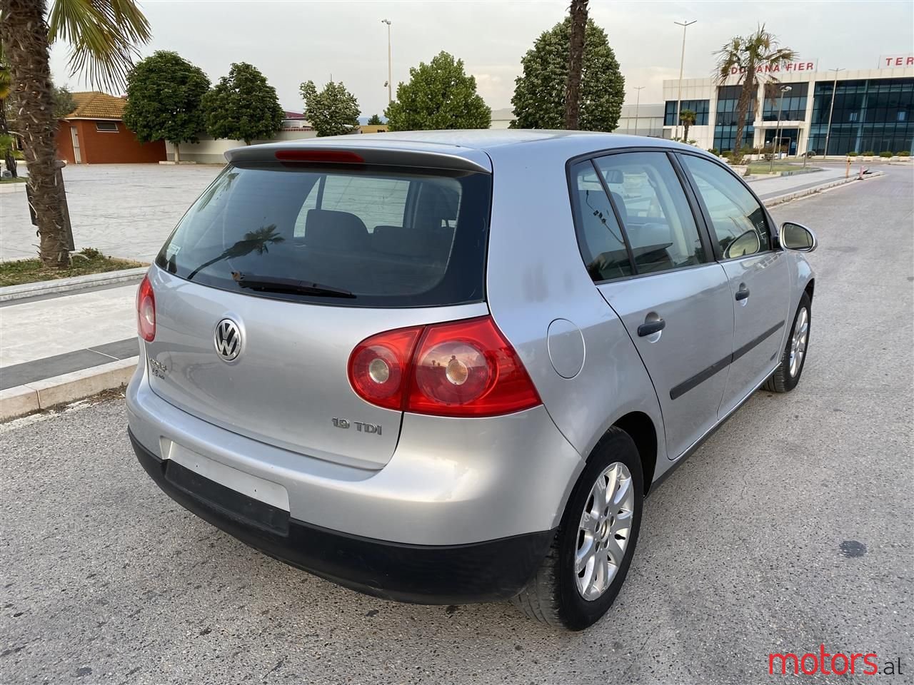 2004' Volkswagen Golf photo #2