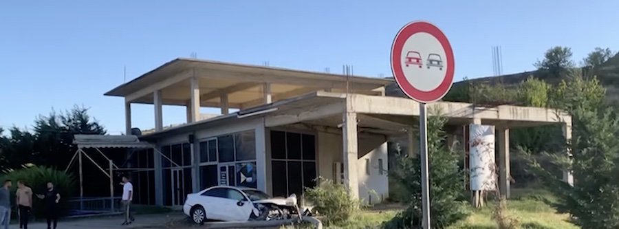 Audi luksoz del nga rruga në aksin 'Korçë-Pogradec' dhe 'shkul' nga vendi shtyllën elektrike, plagosen tre pasagjerë