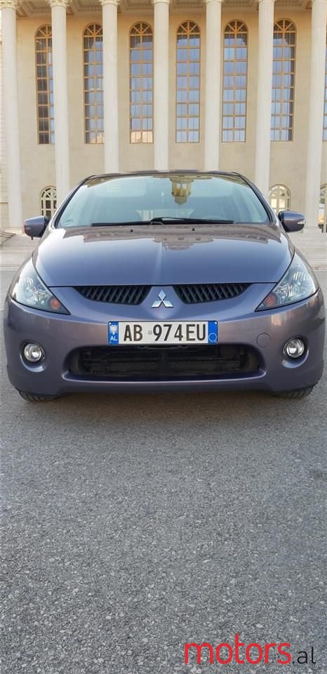 2005' Mitsubishi Grandis photo #3
