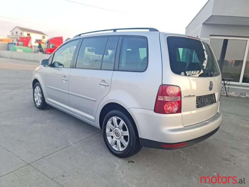 2007' Volkswagen Touran photo #3