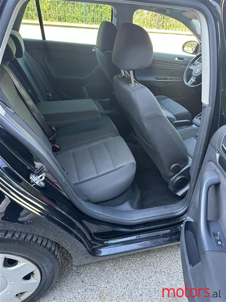 2011' Volkswagen Golf photo #4