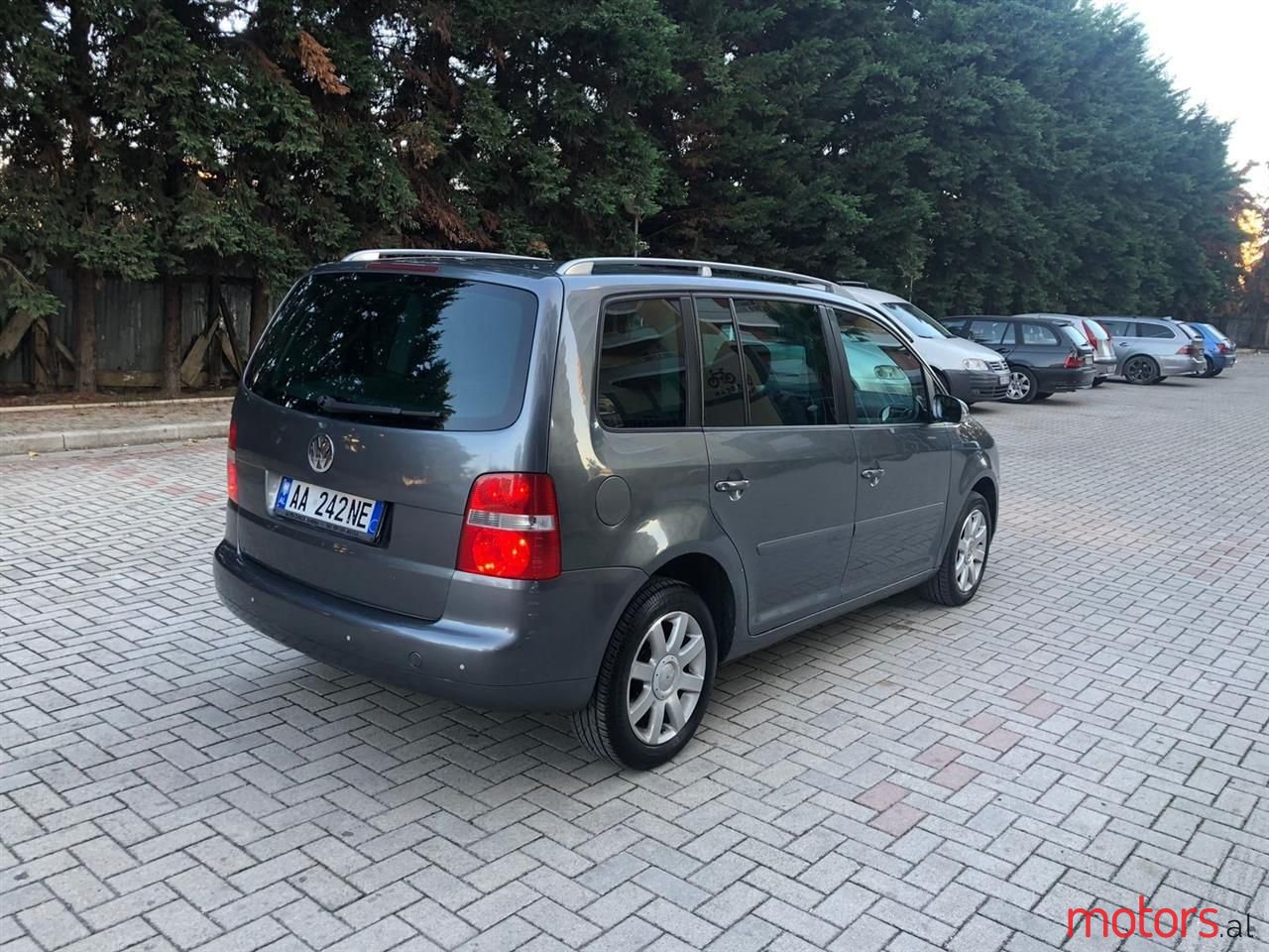 2005' Volkswagen Touran photo #2