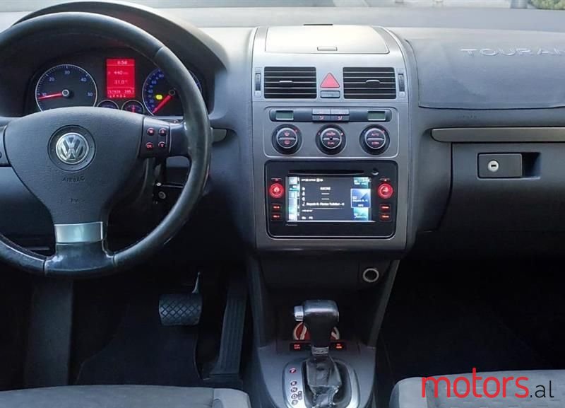 2007' Volkswagen Touran photo #5