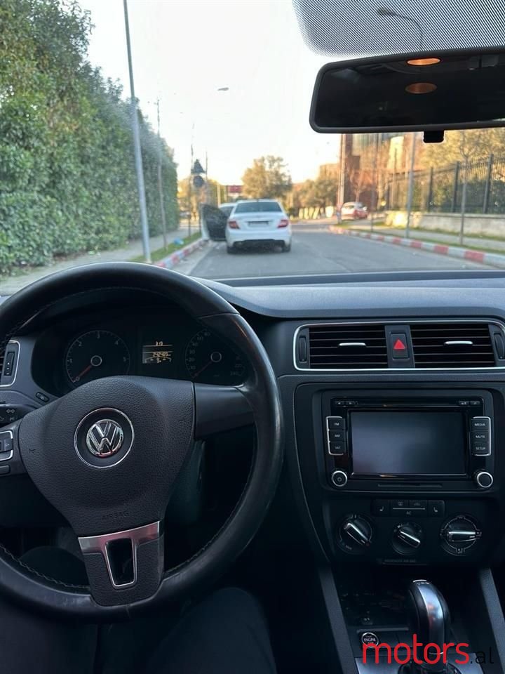 2011' Volkswagen Jetta photo #2