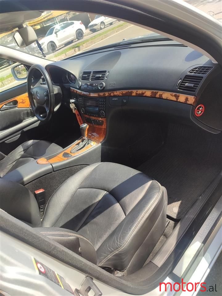 2008' Mercedes-Benz E 200 photo #4
