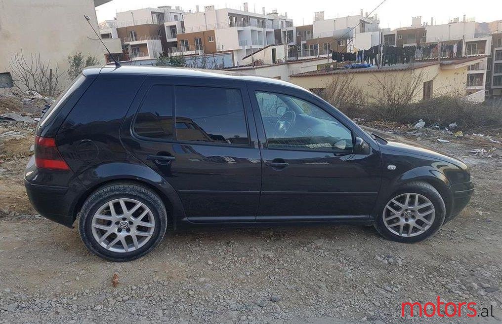 2002' Volkswagen Golf photo #1