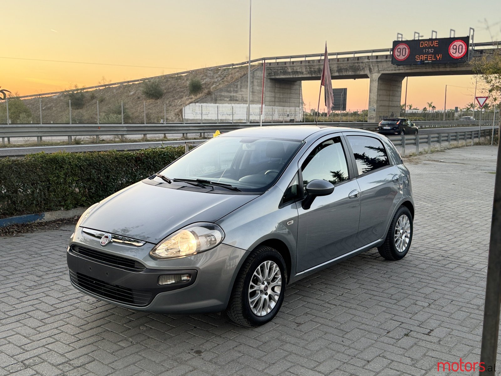 2011' Fiat Punto Evo photo #1