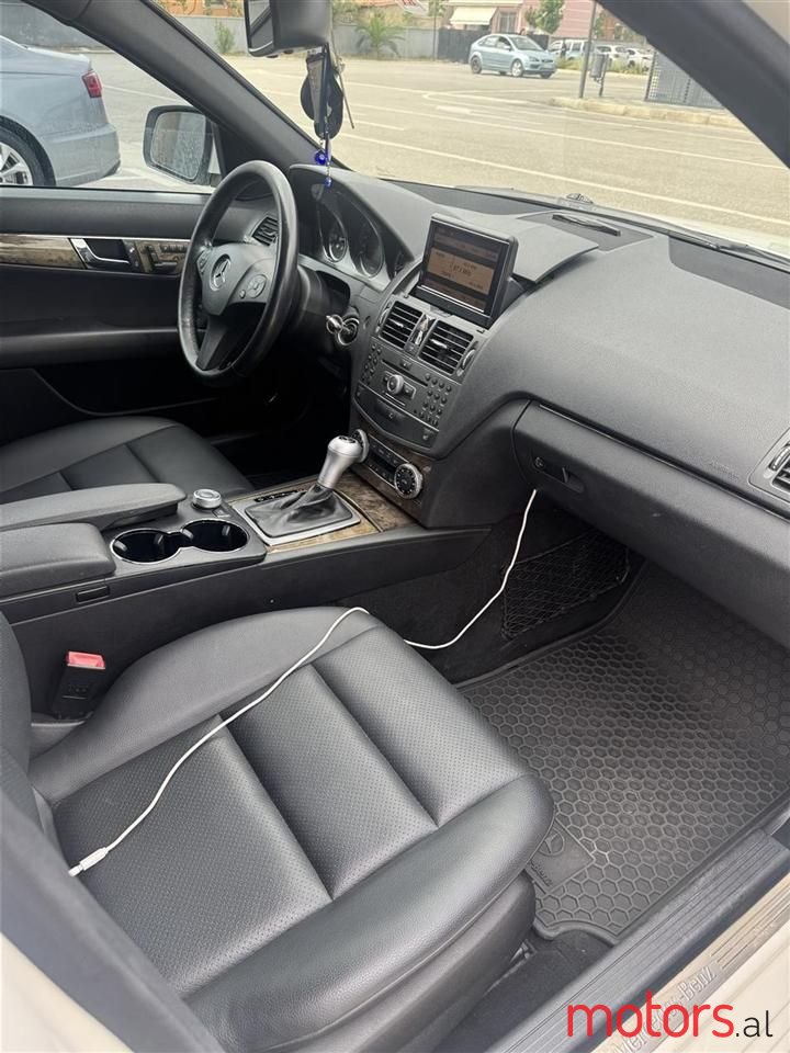 2009' Mercedes-Benz 300 photo #2