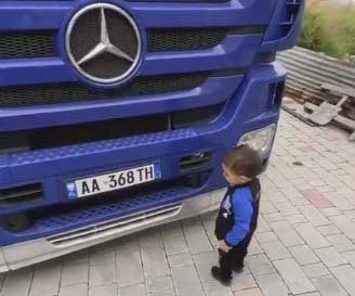 “Se dy, se dyzet – çunat mbarojnë për kamiona”, Veliaj publikon videon me të birin