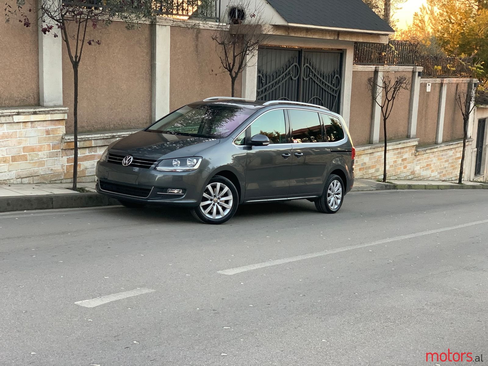 2011' Volkswagen Sharan photo #4