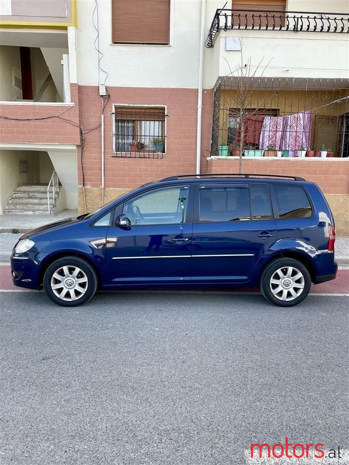 2008' Volkswagen Touran photo #6