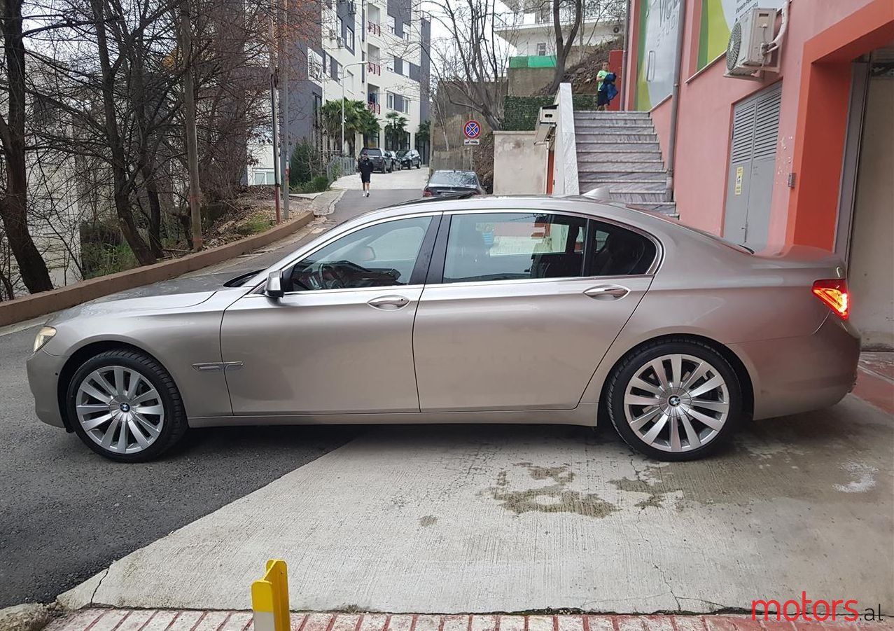 2011' BMW 740 photo #1