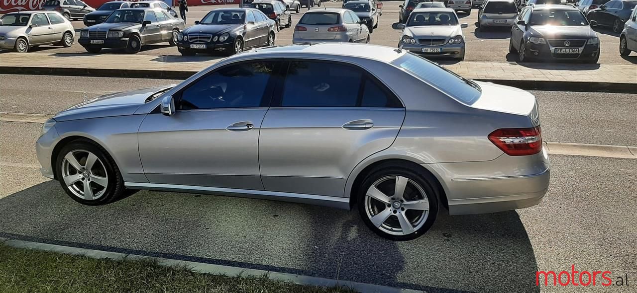 2011' Mercedes-Benz E 300 photo #4