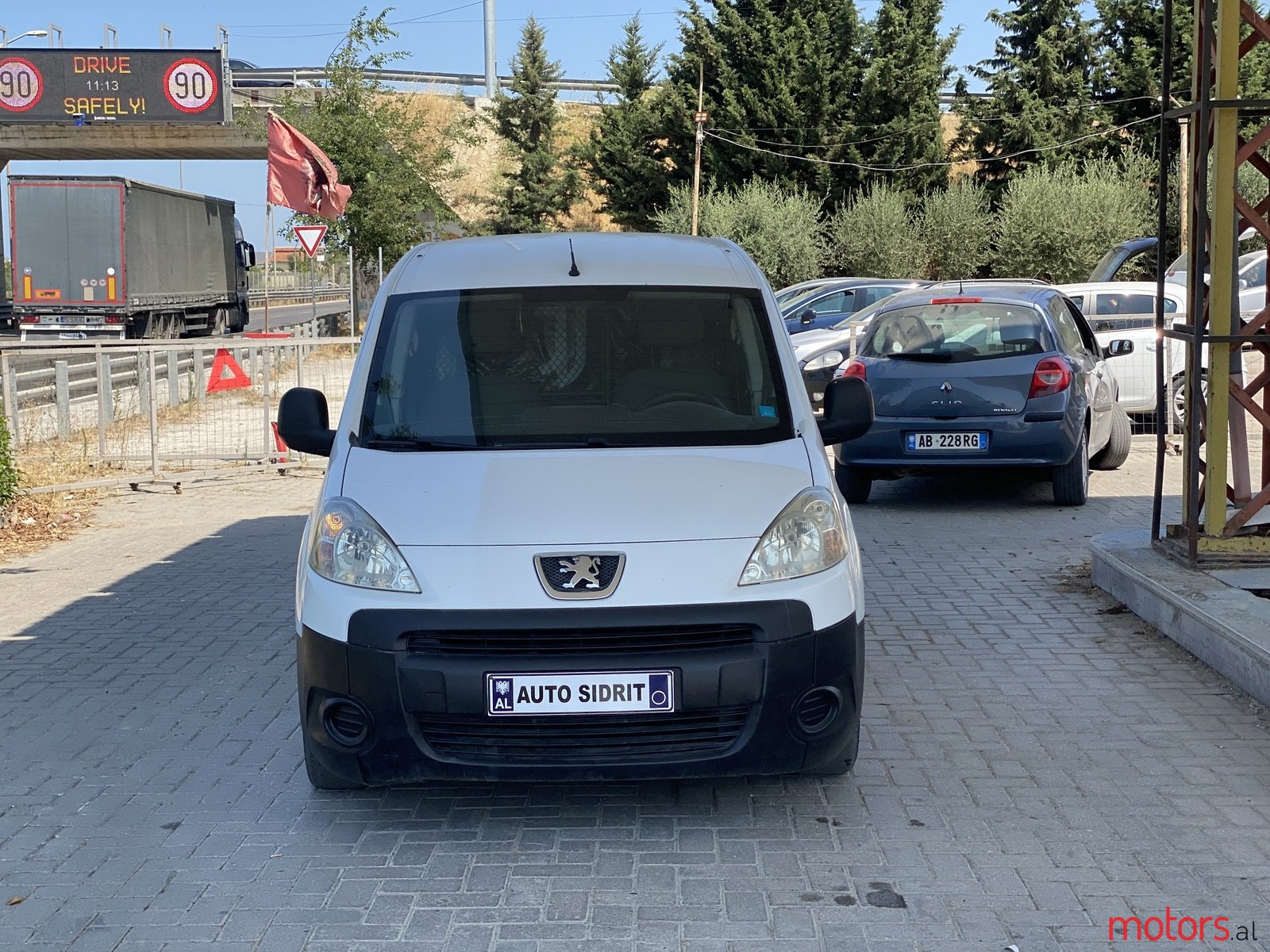 2011' Peugeot Partner photo #3