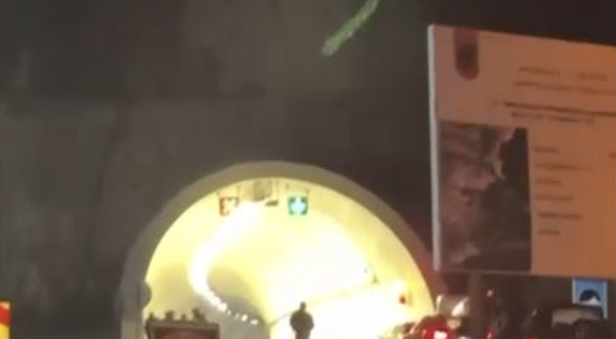 Merr flakë një automjet në tunelin e Skërficës