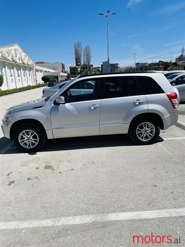 2010' Suzuki Grand Vitara photo #2