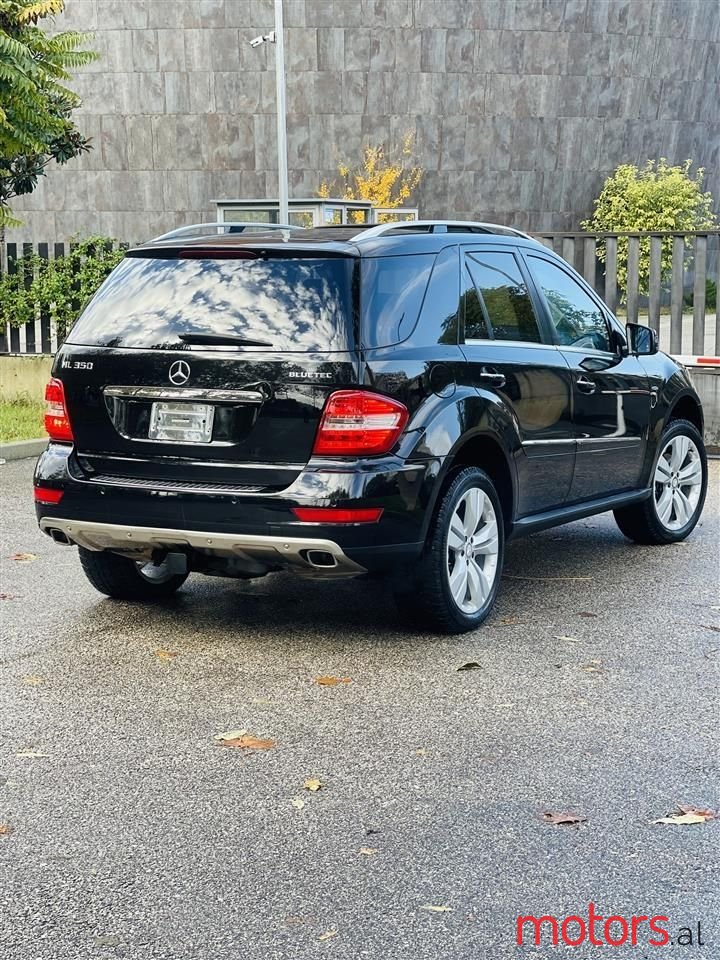 2011' Mercedes-Benz 300 photo #2