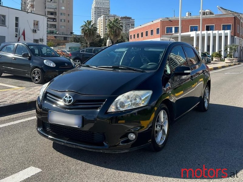 2011' Toyota Auris photo #1