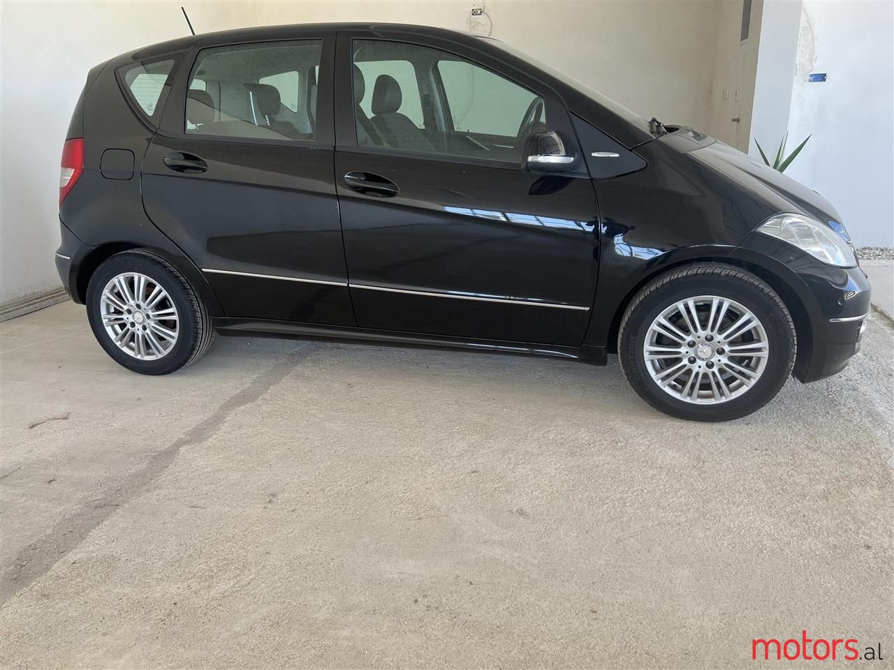 2011' Mercedes-Benz A 180 photo #1