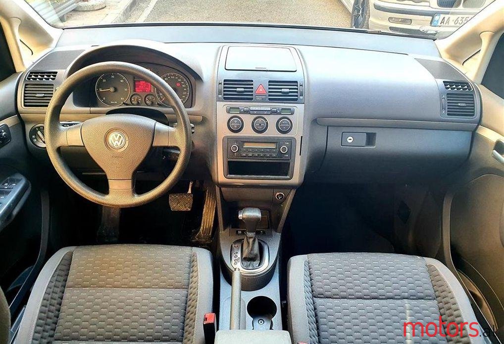 2010' Volkswagen Touran photo #1