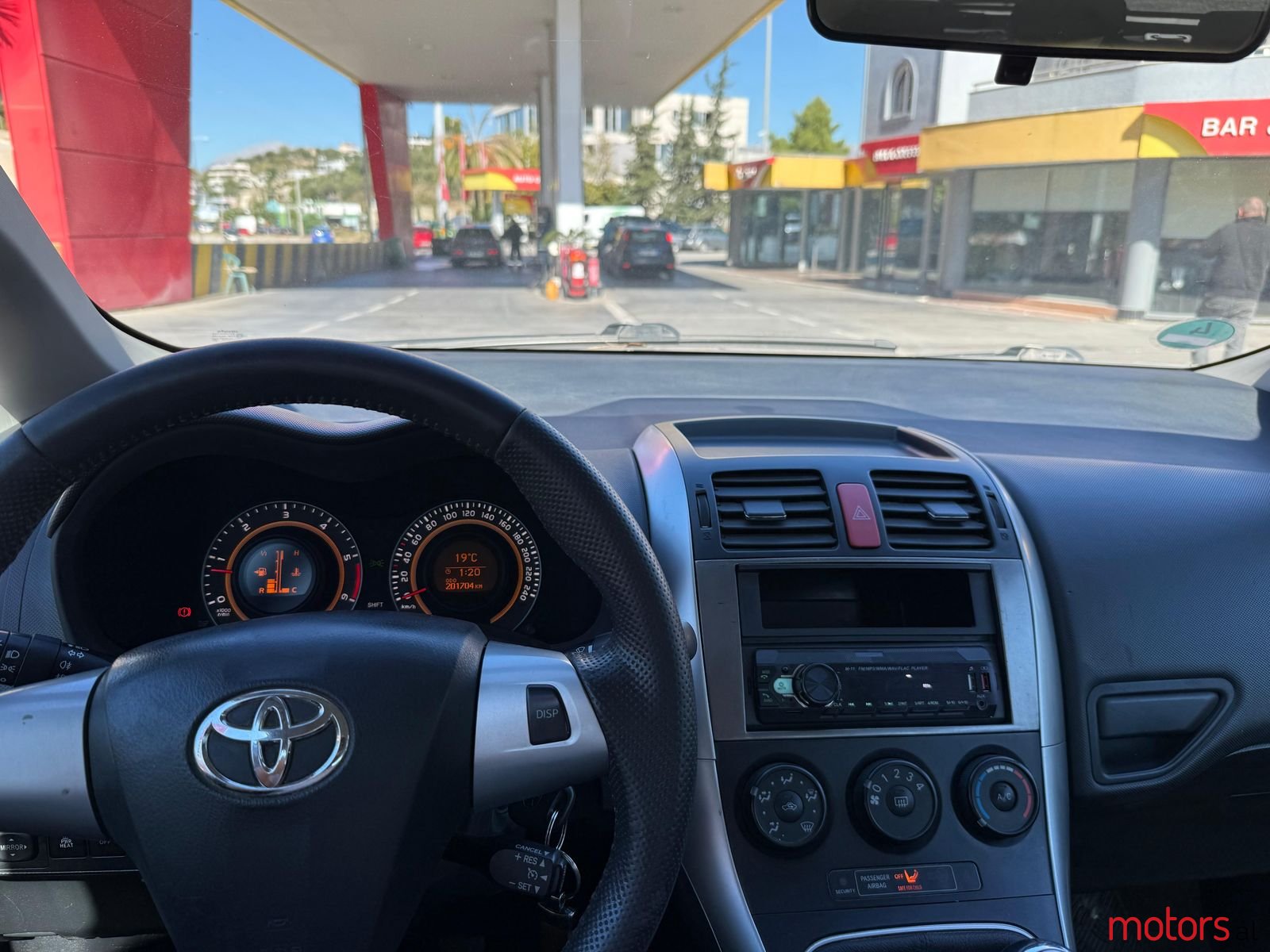 2010' Toyota Auris photo #2