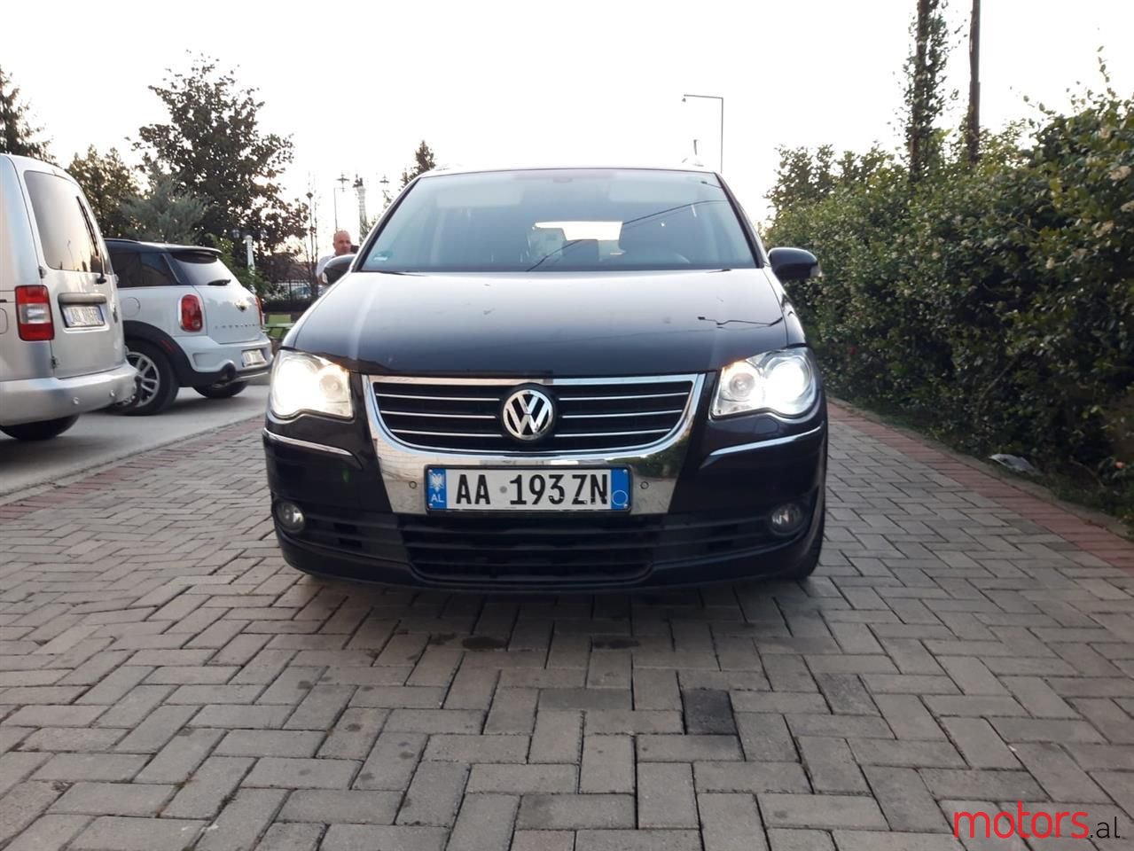 2009' Volkswagen Touran photo #2