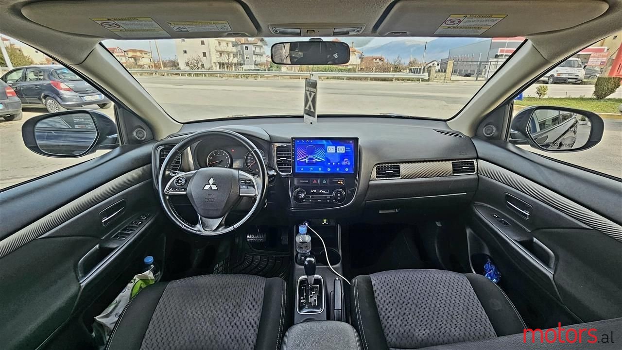 2016' Mitsubishi Outlander photo #2