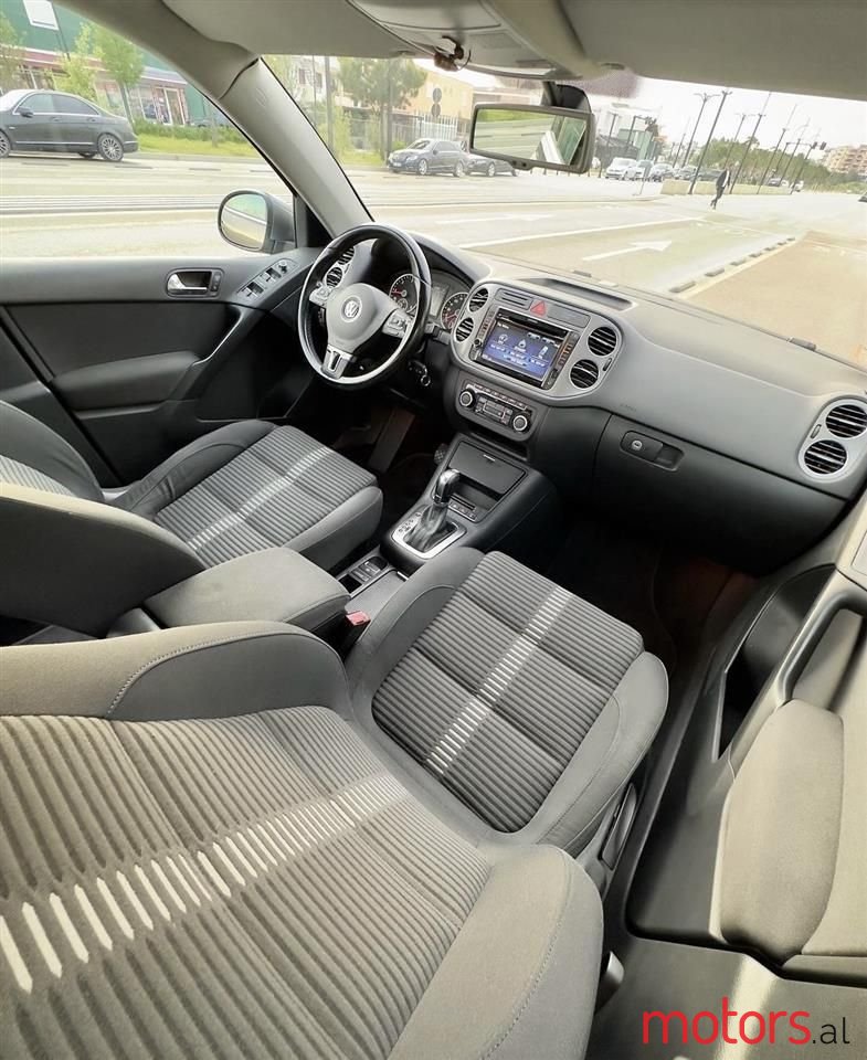 2011' Volkswagen Tiguan photo #3