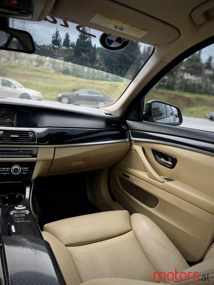 2011' BMW 528 photo #5